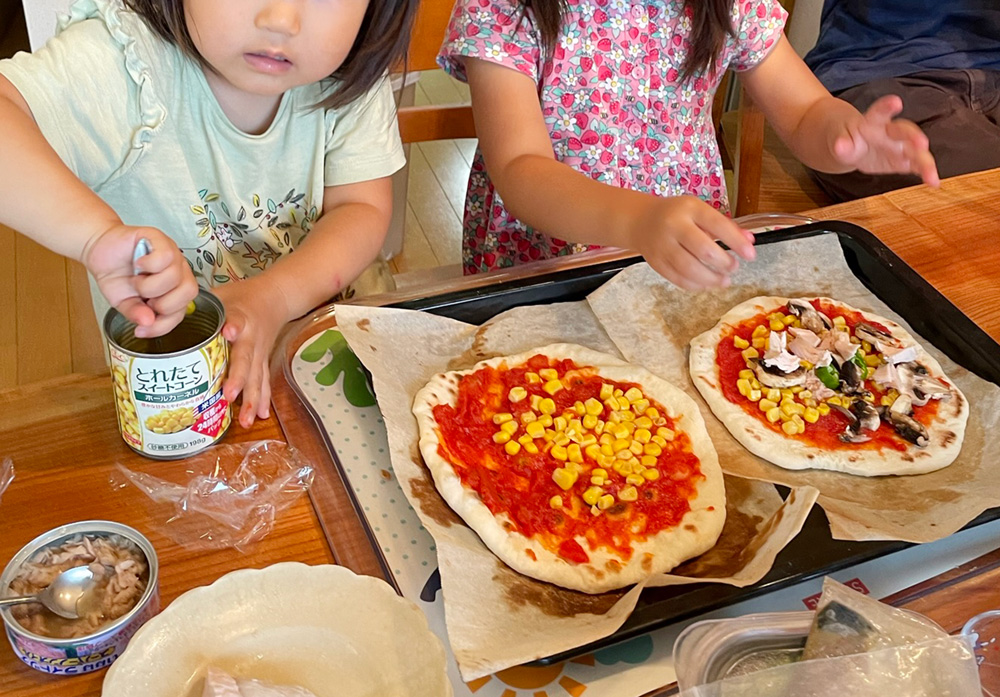 ピザをつくる子供たち